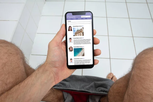 Overhead Syn Människan Med Hjälp Mobiltelefon Toaletten — Stockfoto