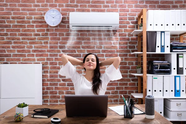 Nyugodt Üzletasszony Élvezi Hűtés Légkondicionáló Irodában — Stock Fotó