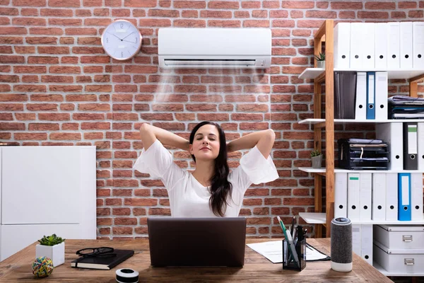 Empresaria Relajada Disfrutando Del Enfriamiento Del Aire Acondicionado Oficina —  Fotos de Stock