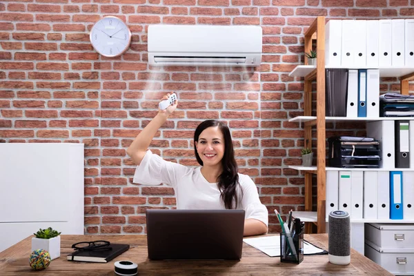 Close Businesswoman Adjusting Temperature Air Conditioner Remote Workplace — Stock Photo, Image