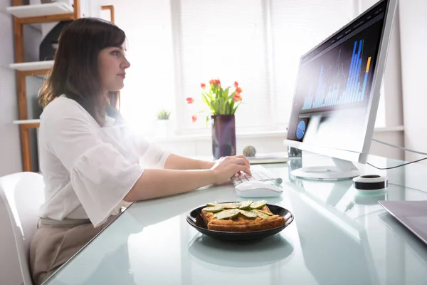 Side View Businesswoman Working Computer Breakfast — Stock Photo, Image