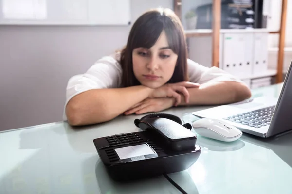 Triste Joven Empresaria Espera Una Llamada Teléfono Fijo — Foto de Stock