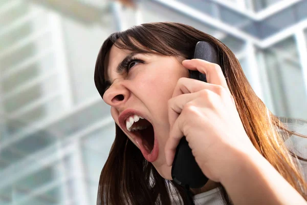 沮丧的女商人在电话中大喊大叫的特写 — 图库照片
