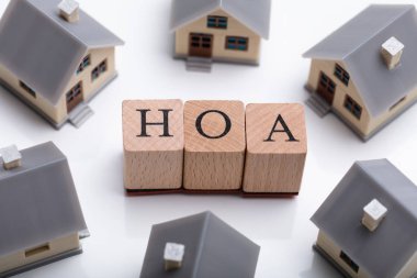 HOA Kübik Blokları Çevreleyen Ev Modelleri Yansıtıcı Masanın Üzerinde