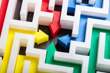 Beyaz Labirentin Ortasında Çok Renkli Okların Yüksek Görünümü