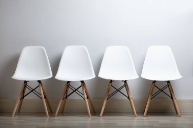 Ofiste sırayla boş sandalyeleri olan çalışanların işe alınması.