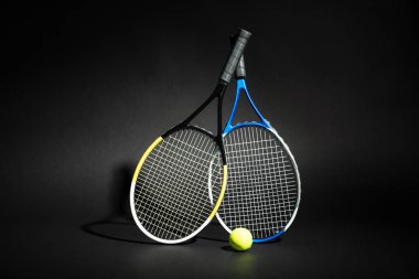 Arka planda yeşil top olan tenis raketinin yakın çekimi