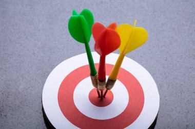 Renkli Dart hedef gri arka plan üzerinde yükseltilmiş bir bakış