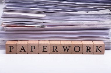 Tahta Blok Kağıt Yazılı Ve Beyaz Arkaplanda Dosya Yığını