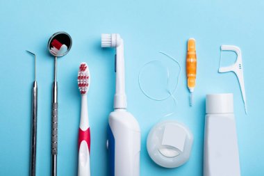 Mavi Yüzeyüzerinde Diş Aleti Yüksek Bir Görünüm