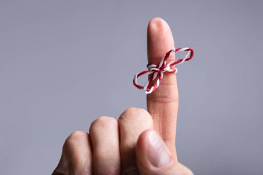 Gri Arka Plan Üzerinde Bağlı Kurdele Li Kişinin Parmağının Yakın Çekim
