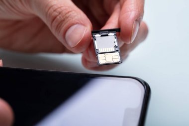 Cep telefonuna Sim Kart Ekleyen Bir Kişi 'nin Yakın Çekimi