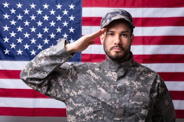 Amerikan Bayrağına Karşı Selam Veren Erkek Solider Portresi