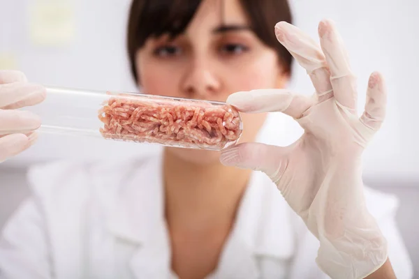 Jonge Vrouwelijke Wetenschapper Handen Houden Van Rauw Vlees Laboratorium Reageerbuis — Stockfoto