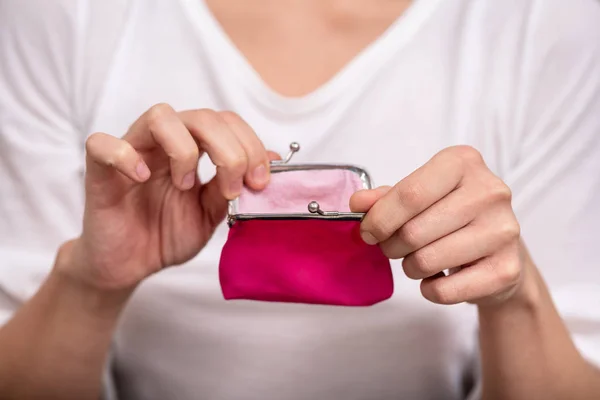 人のオープニング空のピンクの財布のクローズアップ — ストック写真