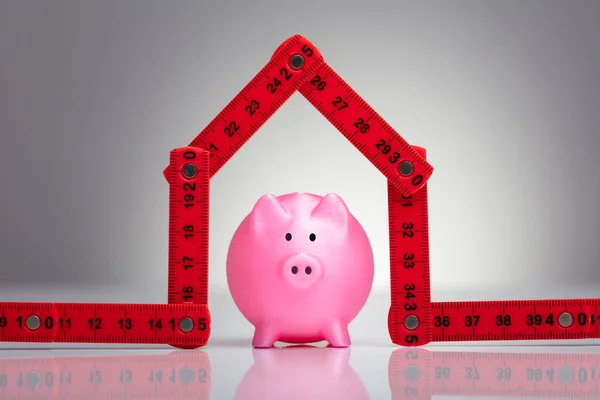 Uma Vista Elevada Pequeno Piggybank Vermelho Sob Casa Feita Com — Fotografia de Stock