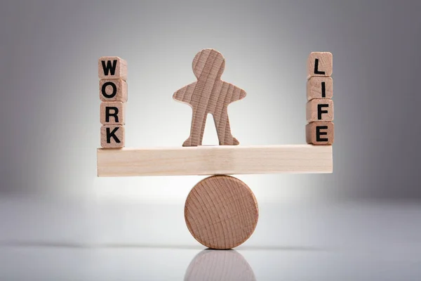 Figura Humana Equilibrio Entre Trabajo Vida Balancín Madera Contra Fondo — Foto de Stock