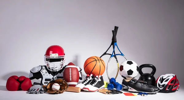 Verscheidenheid Van Sport Ballen Apparatuur Voorkant Van Grijze Ondergrond — Stockfoto