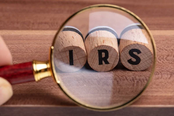 Lupa Mano Humana Sobre Corcho Madera Con Texto Del Irs — Foto de Stock