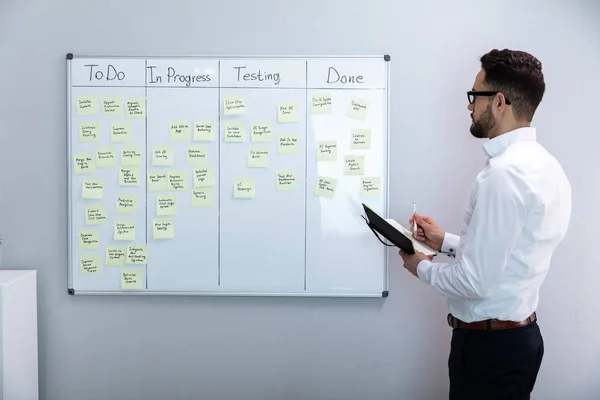 Zijaanzicht Van Zakenman Schrijven Kleverige Nota Gehecht Aan White Board — Stockfoto