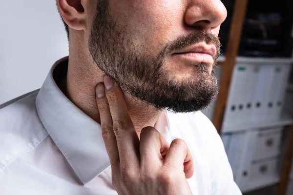 Genç Adamın Yüksek Kan Basıncını Azaltmak Için Boynuna Dokunduğu Yakın — Stok fotoğraf