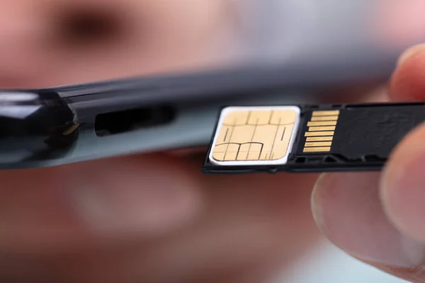 Zbliżenie Osoby Wstawianie Karty Sim Karty Pamięci Telefonie Komórkowym — Zdjęcie stockowe