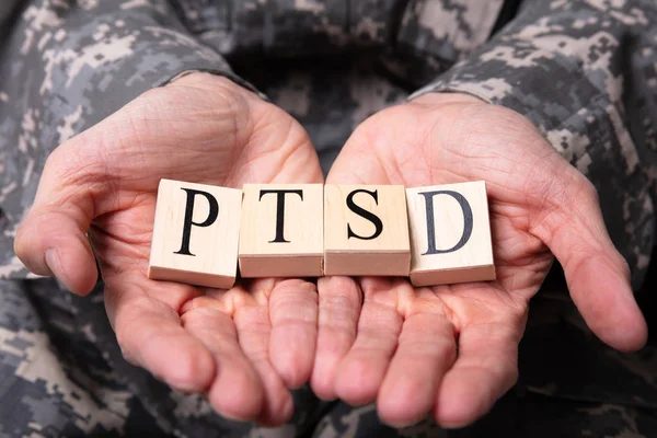 Tett Inntil Mannlig Soldat Militæruniform Med Trekubber Med Ptsd Tekst – stockfoto