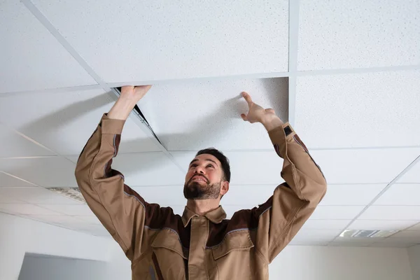 Gros Plan Jeune Électricien Réparant Plafond Bureau — Photo