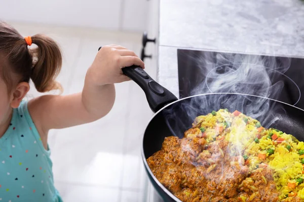 Mano Della Bambina Che Tiene Pentola Cucina Mentre Fumo Proviene — Foto Stock