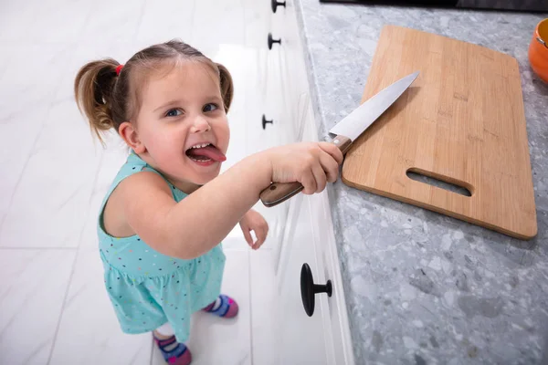 Joyeux Petit Bébé Fille Prenant Couteau Cuisine — Photo