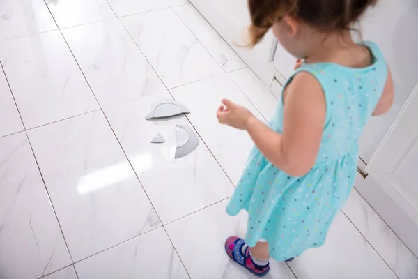 Petite Fille Regardant Plaque Blanche Cassée Dans Cuisine — Photo