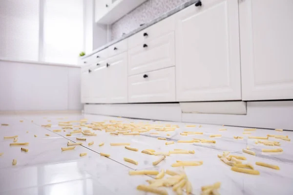 Uitzicht Keuken Met Gevallen Frietjes Vloer — Stockfoto