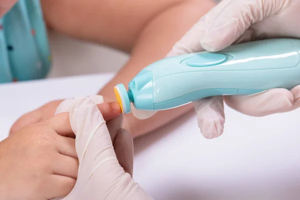 Madre Cortando Sus Uñas Dedo Del Bebé Mediante Uso Cortadora —  Fotos de Stock