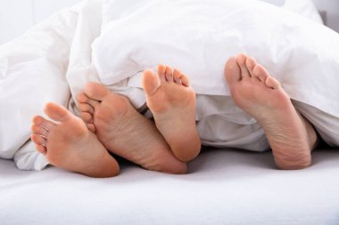 Çiftin Beyaz Battaniyenin Altındaki Çıplak Ayakların Yakın Çekimi