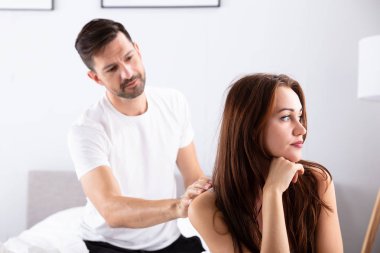 Kocasının Üzgün Eşini Yatak Odasında İstediği Yakın Çekim