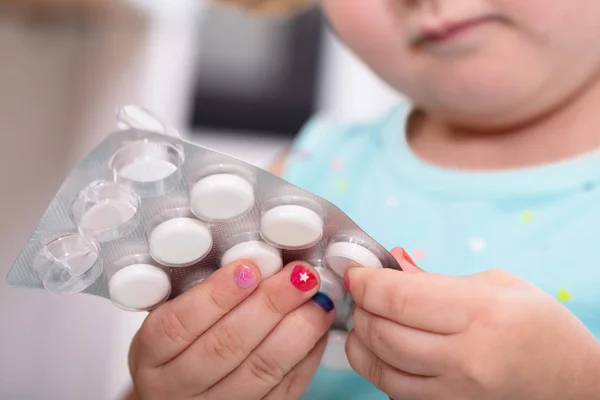 Zbliżenie Dziewczyn Ręka Usuwanie Tabletki Blistra — Zdjęcie stockowe