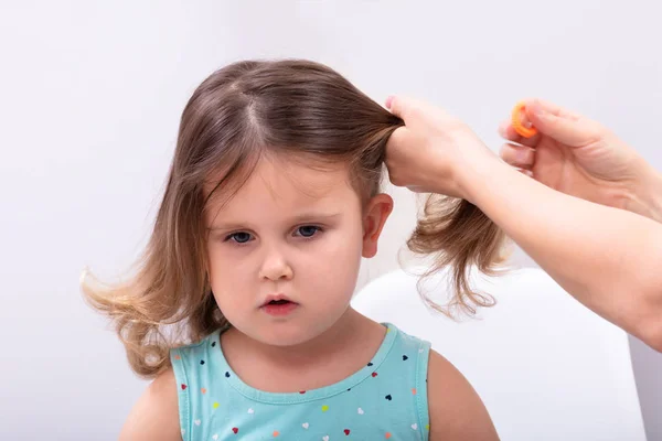 Mãe Fazendo Rabo Cavalo Para Sua Filha Sorridente — Fotografia de Stock