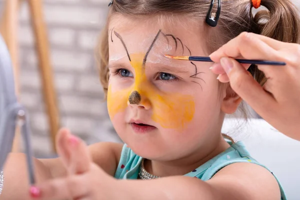 Dipingere Volto Una Bambina Con Pennello Colori — Foto Stock