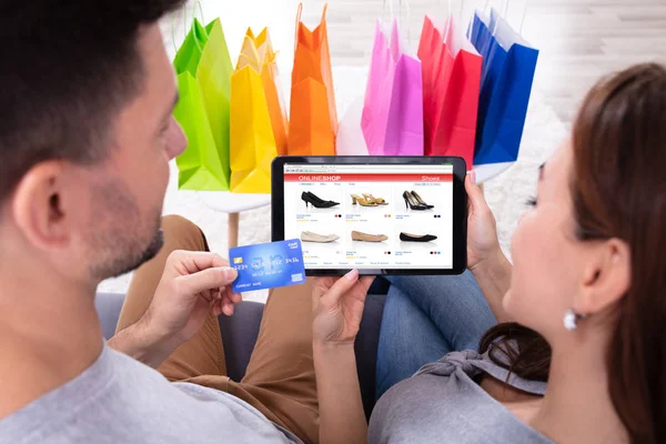 Close Couple Using Credit Card While Shopping Online Digital Tablet — Stock Photo, Image