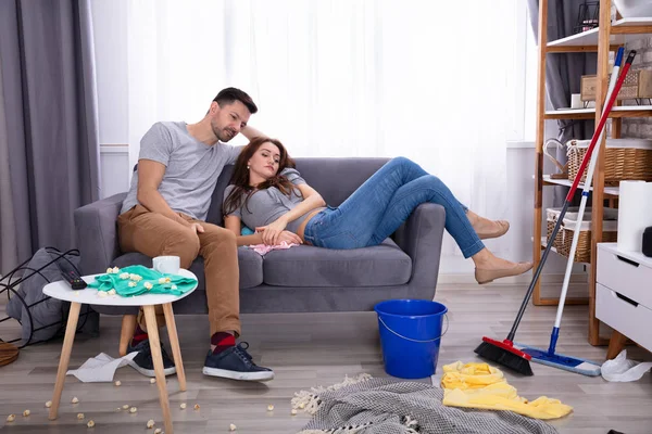 Smiling Couple Relaxing Sofa Messy Living Room Home — Stock Photo, Image