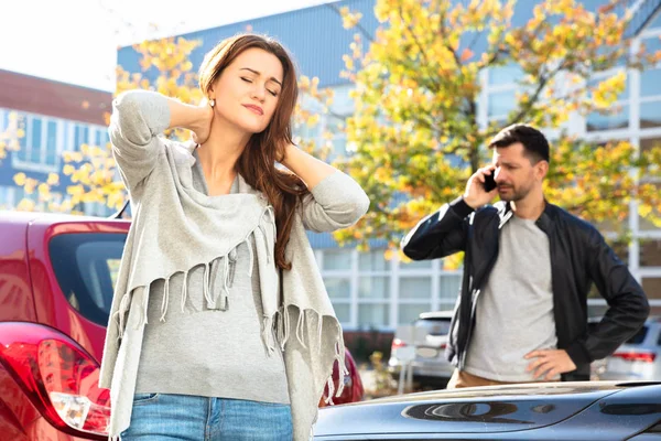 Man Ringer Efter Hjälp Framför Sad Woman Ser Skadad Bil — Stockfoto