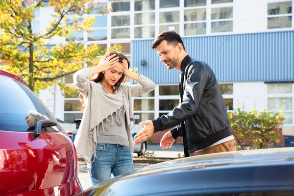 Young Man Woman Arguing Each Other Car Accident Street Outdoors — Stock Photo, Image