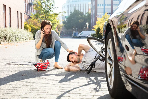 Mujer Joven Llamando Ambulancia Después Golpear Ciclista Masculino Accidentalmente Con —  Fotos de Stock