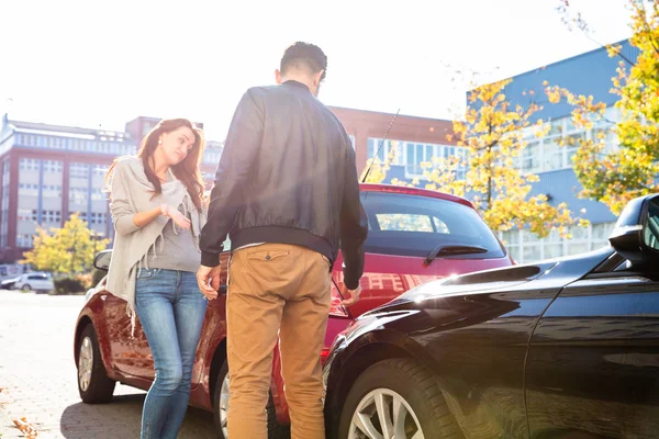 Nahaufnahme Junger Mann Und Frau Streiten Nach Autounfall — Stockfoto