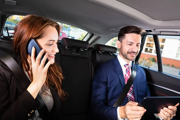 Glückliche Junge Geschäftsfrau Die Auto Neben Ihrem Männlichen Kollegen Sitzt — Stockfoto