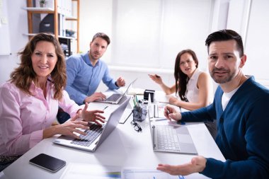 İşletme Yöneticileri Grubu Ofisteki Kameraya Şikayet Ediyor