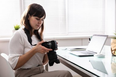 DSLR Kameralı Kadın Düzenleyici Masasında Dizüstü Bilgisayarı Var