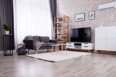 Boş gri koltuğu olan güzel modern oturma odası