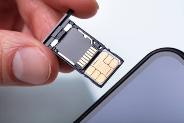 Cep telefonuna Sim Kart Ekleyen Bir Kişi 'nin Yakın Çekimi