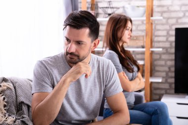 Evdeki koltukta oturan depresyondaki genç çift